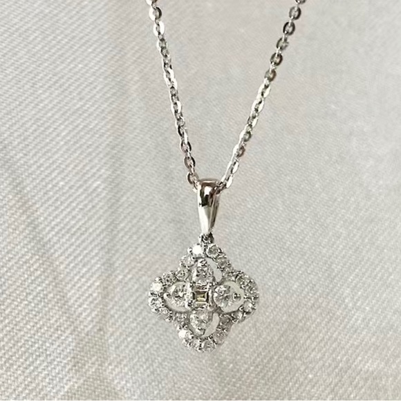 NWT-UNBRANDED FASHION GOLD-TONE SILVER TONE JEWELRY FLOWER NECKLACE NOT 925!! - Picture 4 of 6